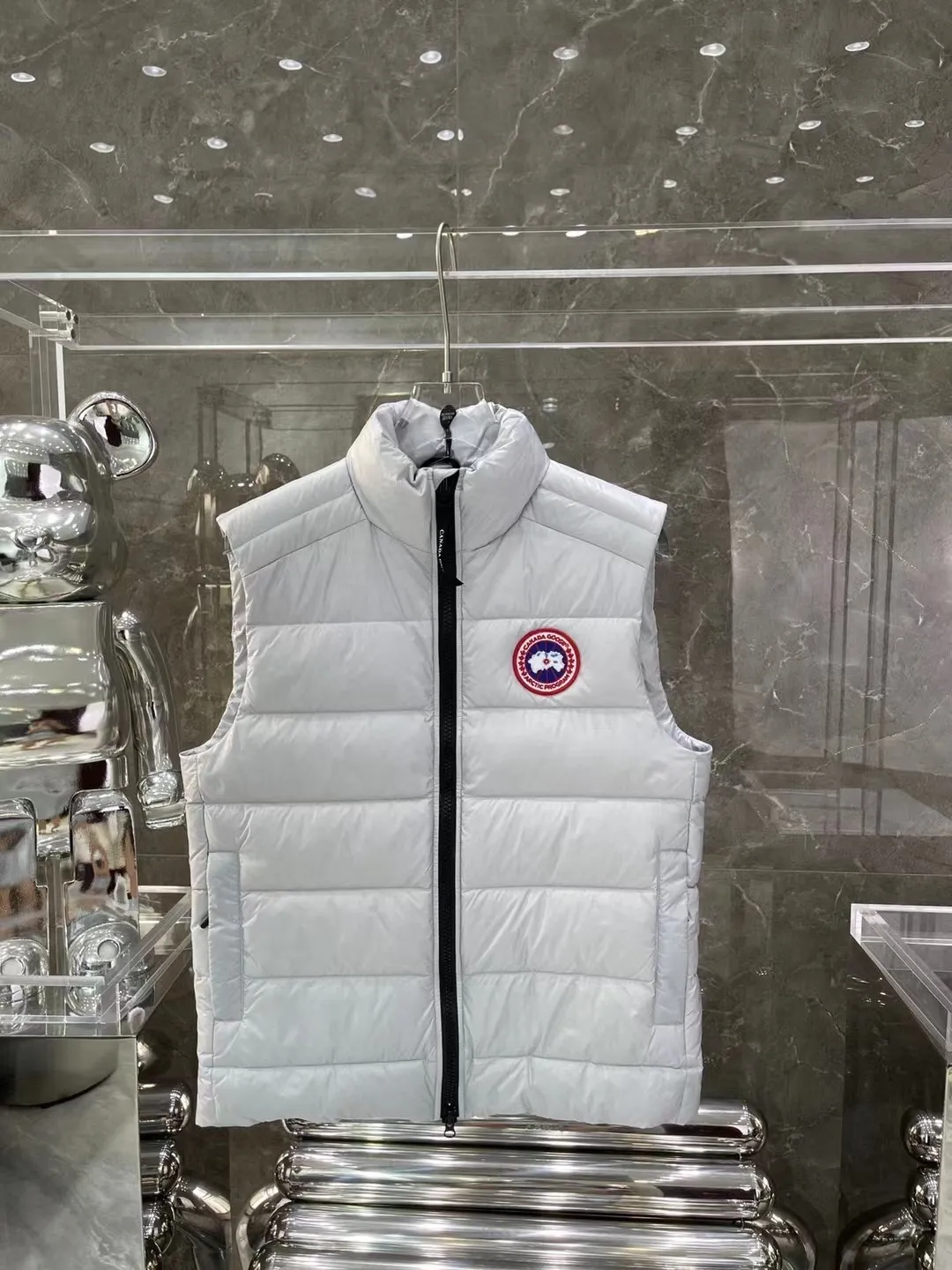 P480 top version Canadian brand vest new model Canada Goose has always been recognized as the warmest down jacket. Various Instagram celebrities, Internet celebrities, and celebrities often wear it for street photos. I make Canada Goose every year, but I still can’t get rid of my love for it. No matter how cold the days are, there is no need to be afraid, because there is! Filled with 90% white duck down, it is the legendary warmest down jacket and is known as a must-have for Arctic outdoor sports! The most popular down jacket in the world, celebrities are rushing to buy it, it is a must-have! Same style for men and women Size: xs ~ xxl